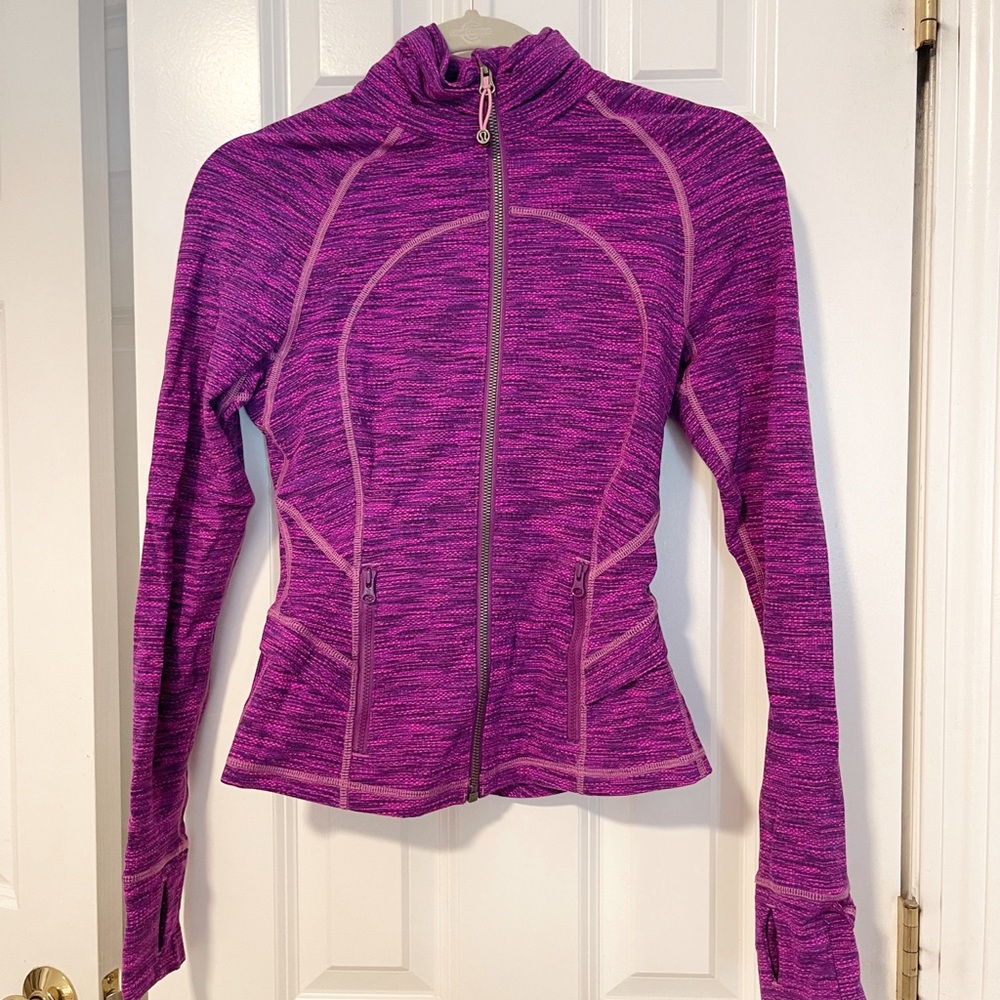 Lulu Lemon define jacket. Size 4, shades of dark purple. Form fitting.